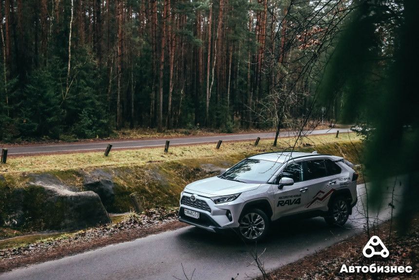Поставим на два колеса? Тест-драйв Toyota RAV4 пятого поколения