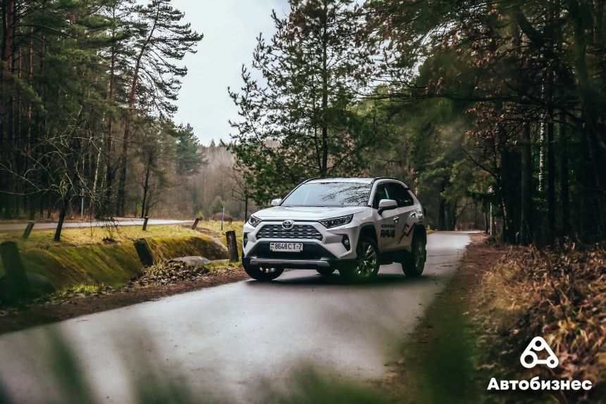 Поставим на два колеса? Тест-драйв Toyota RAV4 пятого поколения