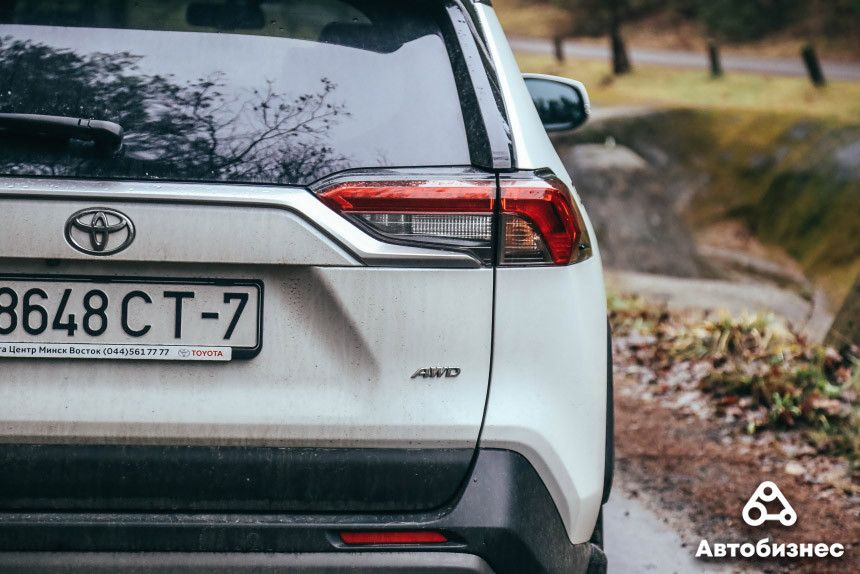 Поставим на два колеса? Тест-драйв Toyota RAV4 пятого поколения