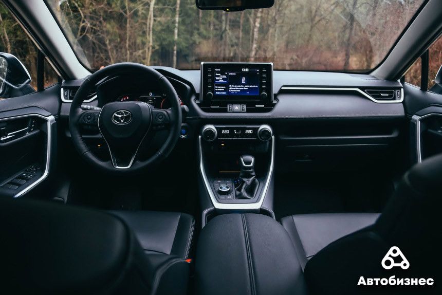 Поставим на два колеса? Тест-драйв Toyota RAV4 пятого поколения