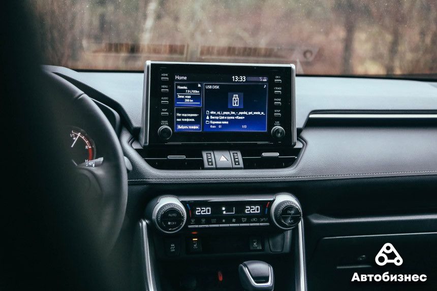 Поставим на два колеса? Тест-драйв Toyota RAV4 пятого поколения