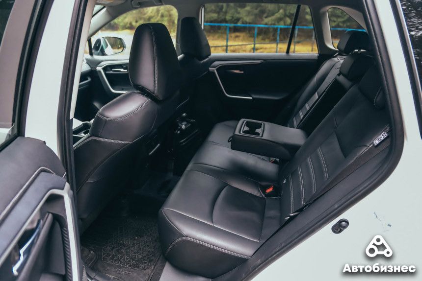 Поставим на два колеса? Тест-драйв Toyota RAV4 пятого поколения