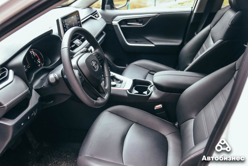 Поставим на два колеса? Тест-драйв Toyota RAV4 пятого поколения