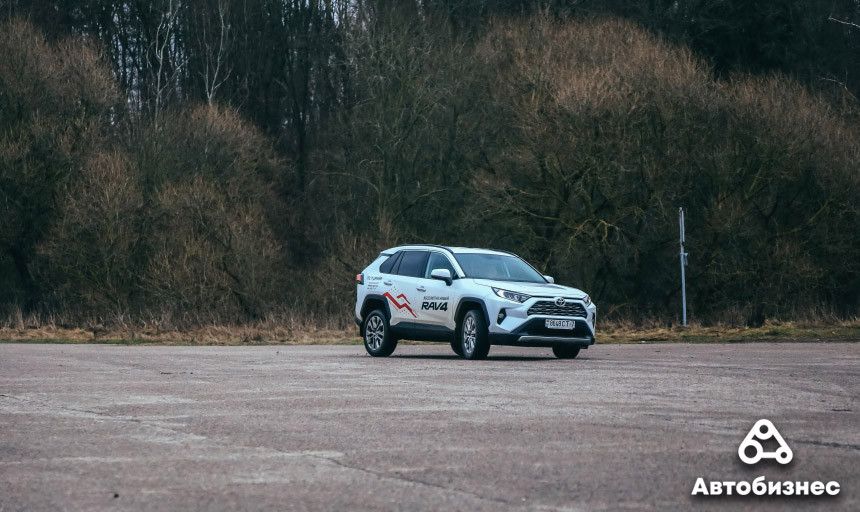 Поставим на два колеса? Тест-драйв Toyota RAV4 пятого поколения
