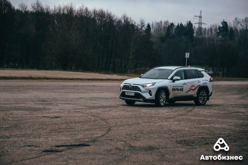 Поставим на два колеса? Тест-драйв Toyota RAV4 пятого поколения