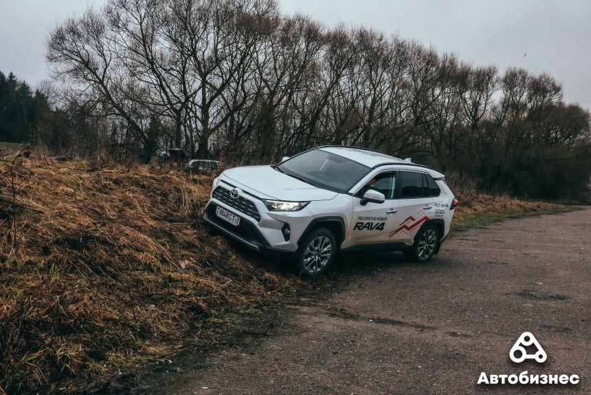 Поставим на два колеса? Тест-драйв Toyota RAV4 пятого поколения