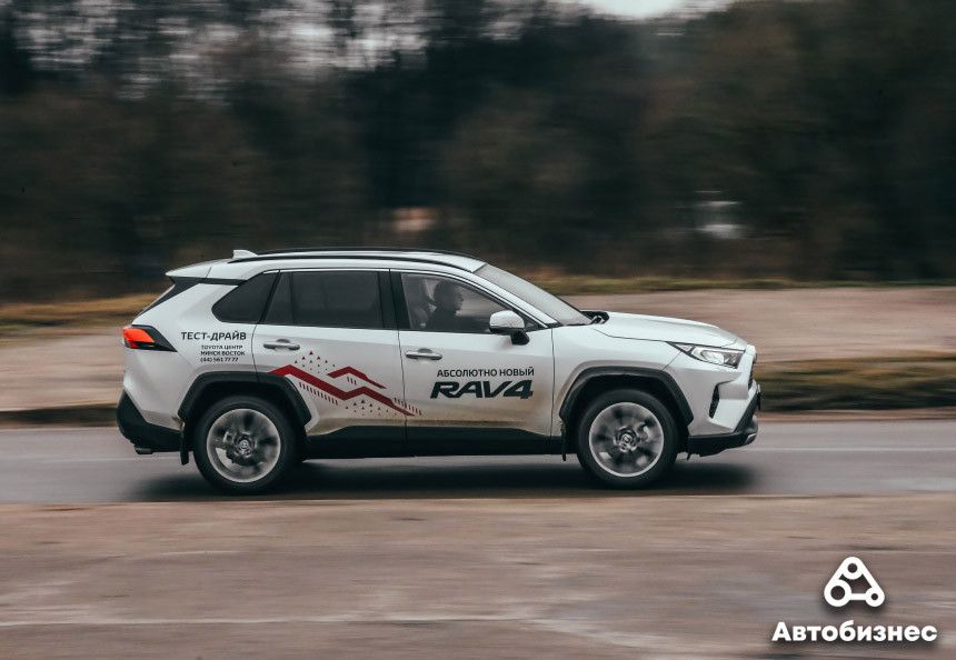Поставим на два колеса? Тест-драйв Toyota RAV4 пятого поколения