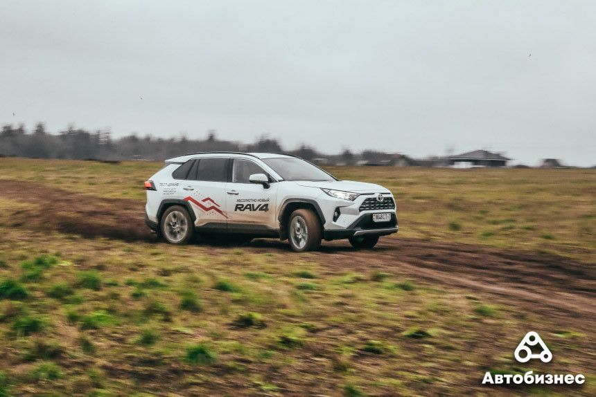 Поставим на два колеса? Тест-драйв Toyota RAV4 пятого поколения