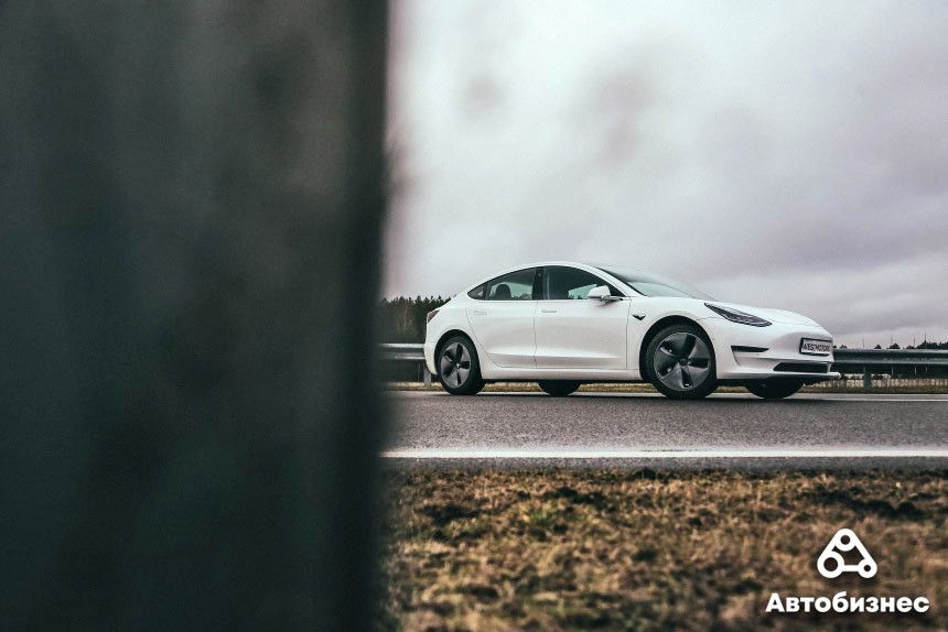 Tesla Model 3 против Ford Mustang: сравнительный тест-драйв и драгрейсинг в Липках