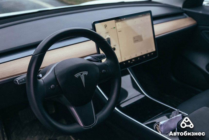 Tesla Model 3 против Ford Mustang: сравнительный тест-драйв и драгрейсинг в Липках