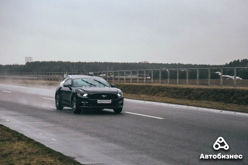Tesla Model 3 против Ford Mustang: сравнительный тест-драйв и драгрейсинг в Липках