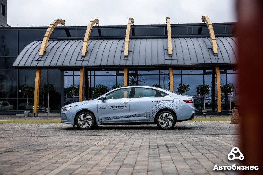 80 бесплатных километров за 15 минут. Как мы тестировали и заряжали Geely Geometry A
