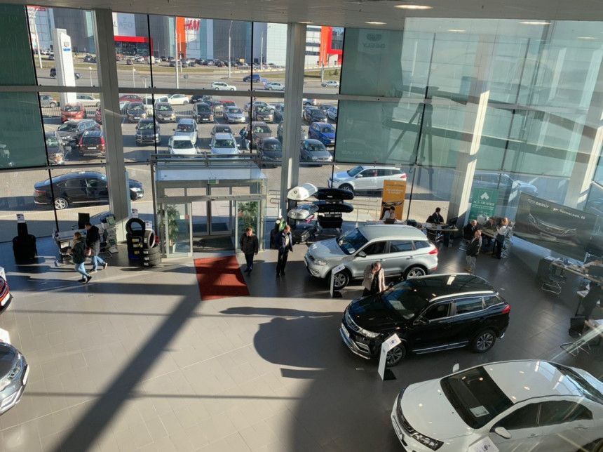 Рубль падает, а цены не растут. Белорусы выгребают из салонов новые Geely и не только