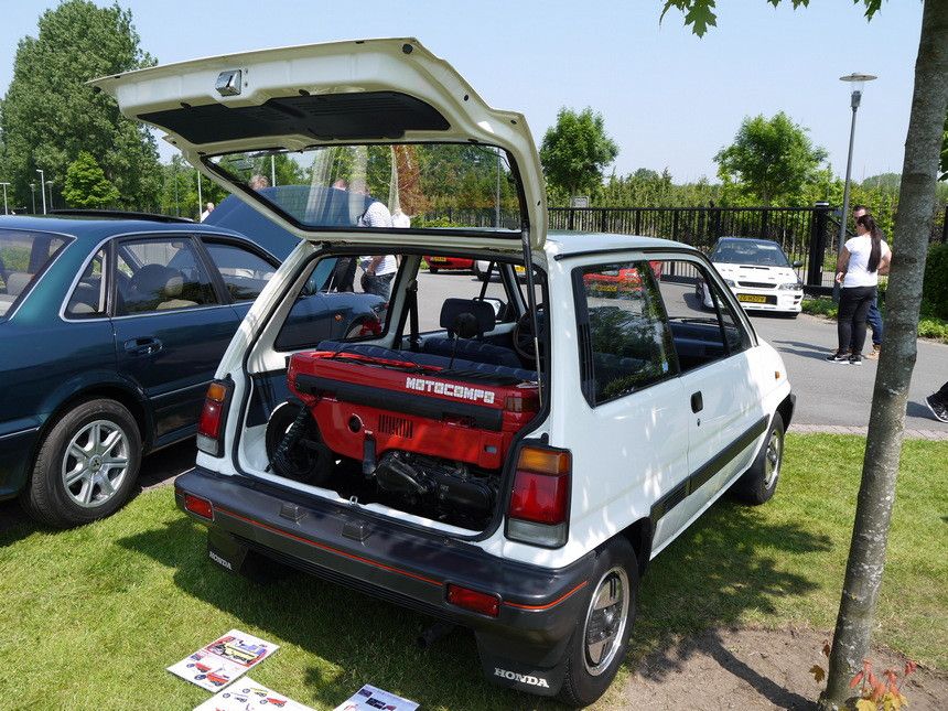 Мопед в багажнике? Самая необычная и крутая дополнительная опция от Honda