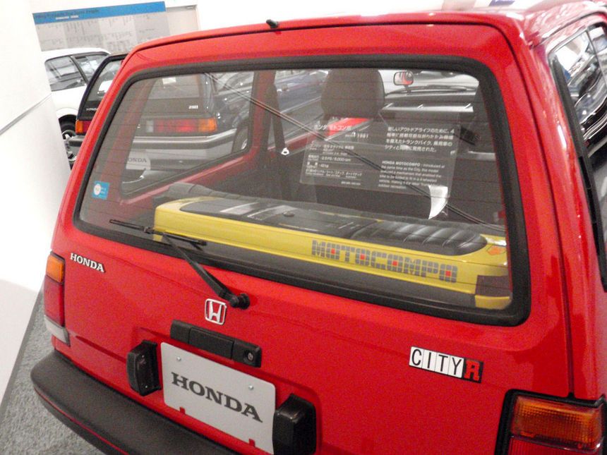 Мопед в багажнике? Самая необычная и крутая дополнительная опция от Honda