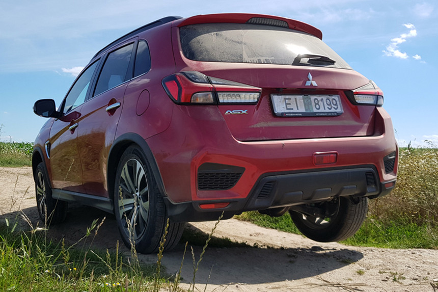 Японский, откуда не взгляни. Изучаем новый кроссовер Mitsubishi глазами потенциального покупателя