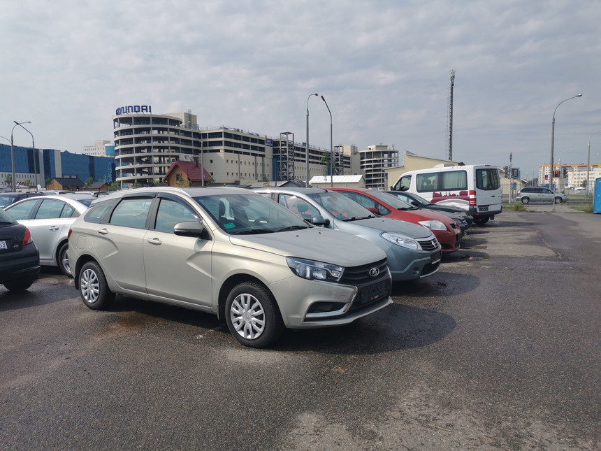 Жив, курилка? Репортаж с авторынка в Ждановичах, который переехал