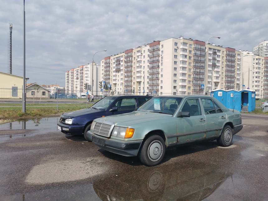 Жив, курилка? Репортаж с авторынка в Ждановичах, который переехал