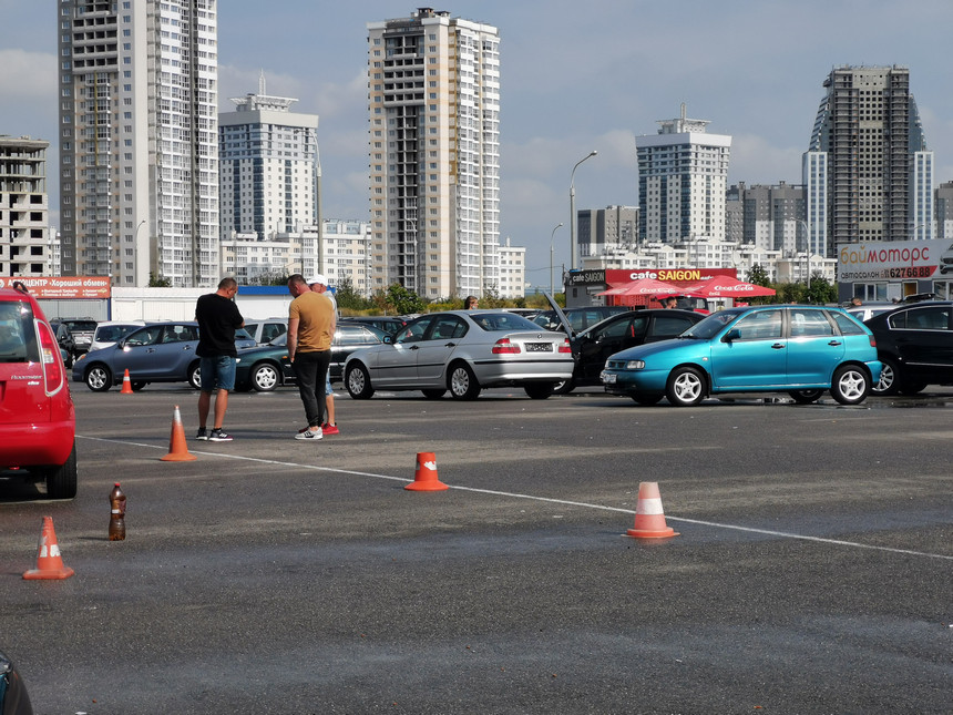 Жив, курилка? Репортаж с авторынка в Ждановичах, который переехал