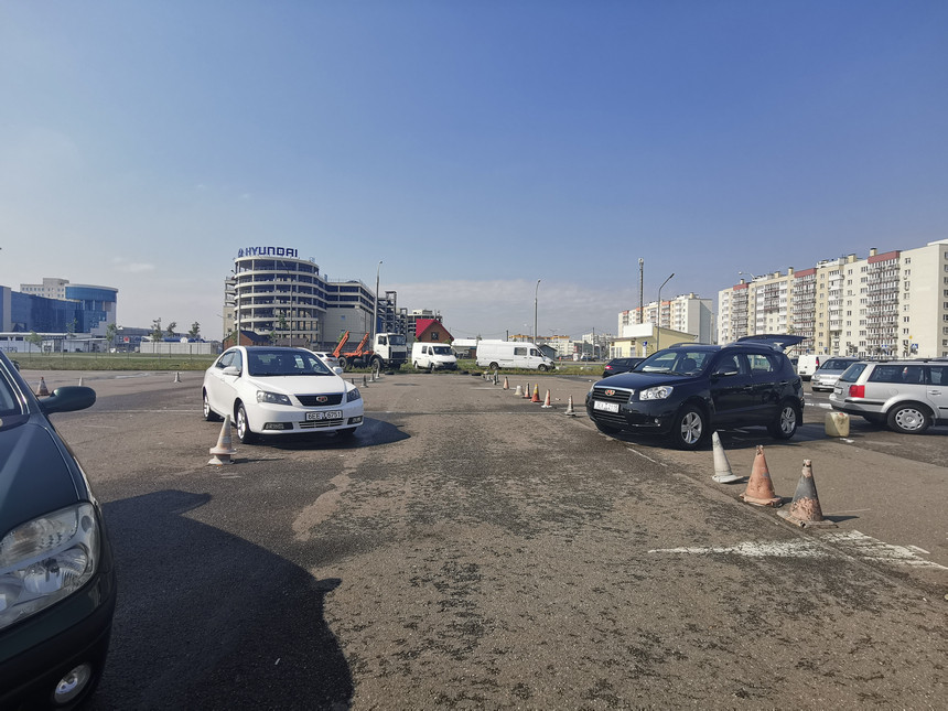 Жив, курилка? Репортаж с авторынка в Ждановичах, который переехал