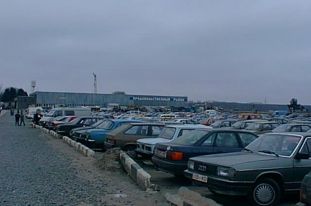 Жив, курилка? Репортаж с авторынка в Ждановичах, который переехал