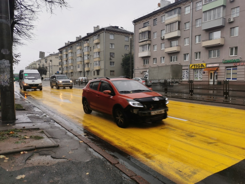 Как только дождь – сразу каток? Протестировали новое покрытие на остановке для трамваев