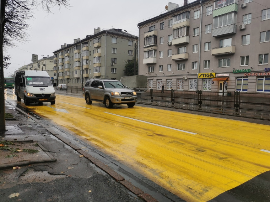Как только дождь – сразу каток? Протестировали новое покрытие на остановке для трамваев
