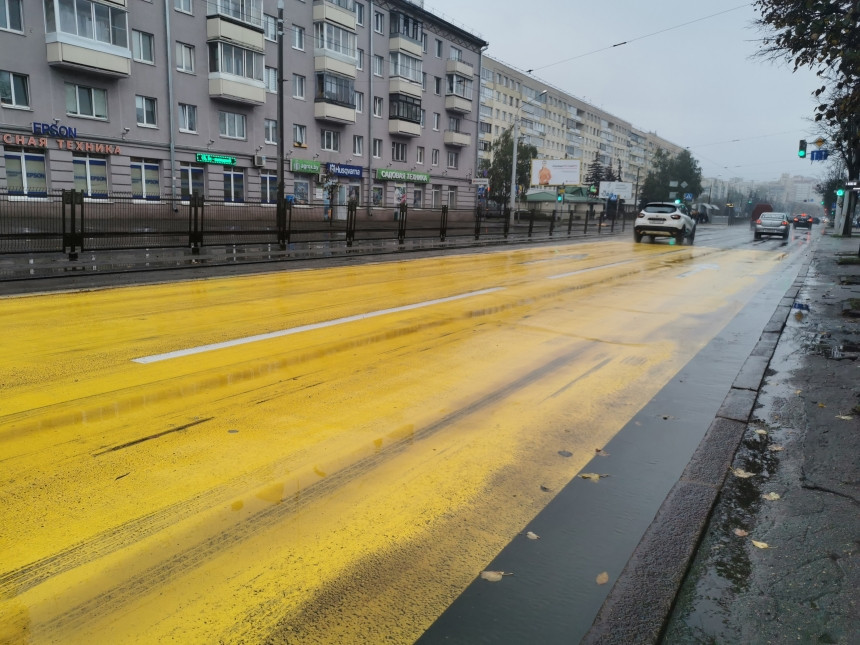 Как только дождь – сразу каток? Протестировали новое покрытие на остановке для трамваев