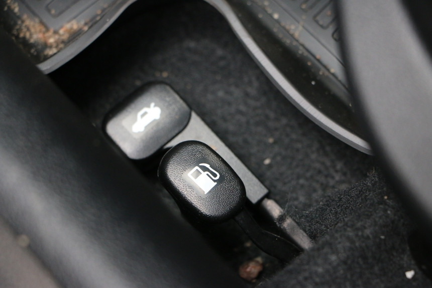 Клыки, треугольники и бумеранги. Тест-драйв обновленного KIA Rio