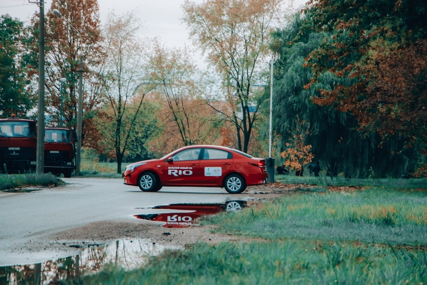 Клыки, треугольники и бумеранги. Тест-драйв обновленного KIA Rio
