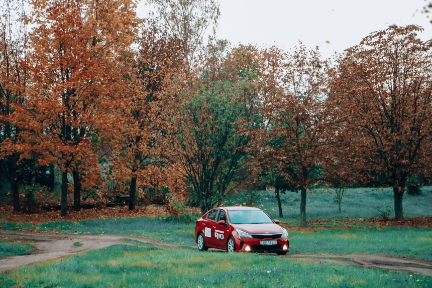 Клыки, треугольники и бумеранги. Тест-драйв обновленного KIA Rio