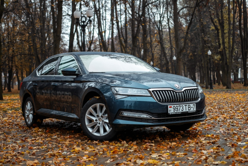 Skoda Superb Winter Forest