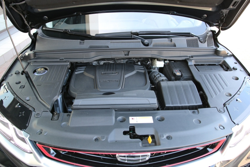 Где находится наконечник замка капота geely coolray