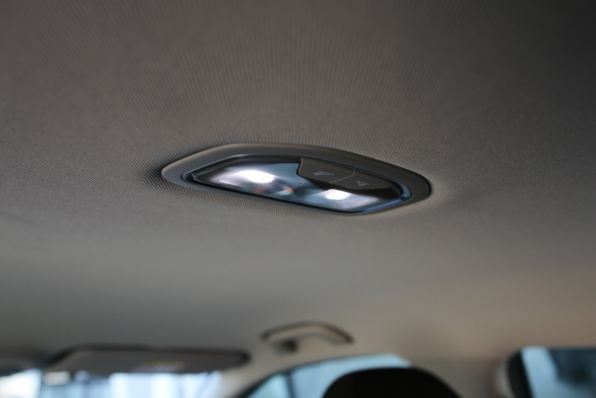 Geely coolray как снять плафон