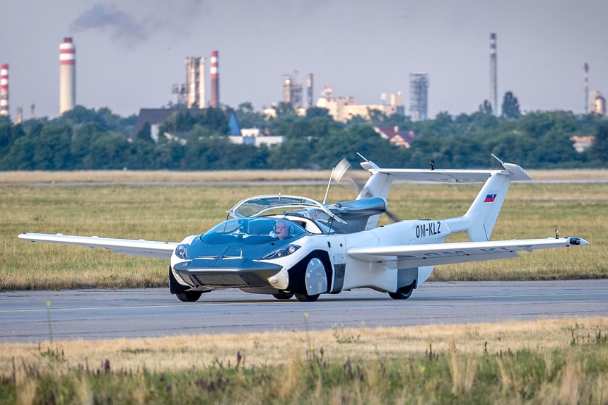 Летающий автомобиль AirCar впервые в истории совершил перелет между городами