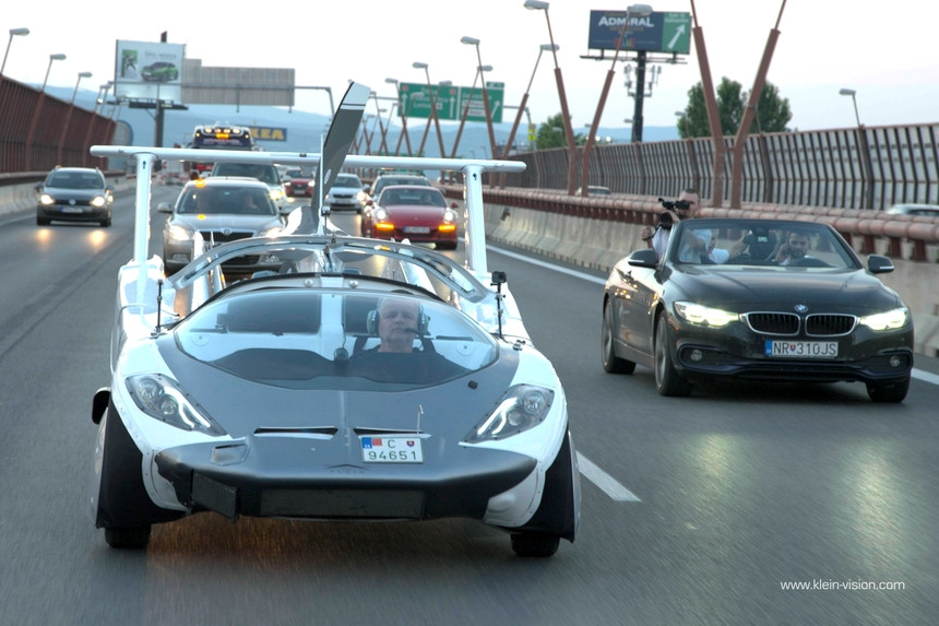 Летающий автомобиль AirCar впервые в истории совершил перелет между городами