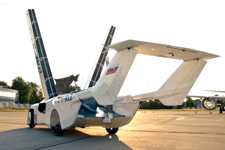 Летающий автомобиль AirCar впервые в истории совершил перелет между городами