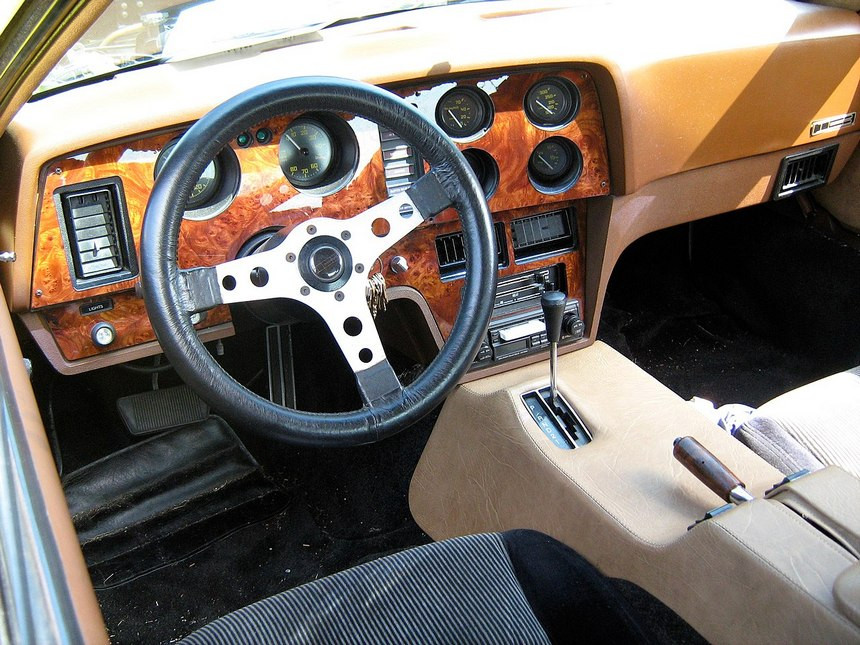 Так себе DeLorean? Как не надо делать спортивные автомобили на примере редкого Bricklin SV-1