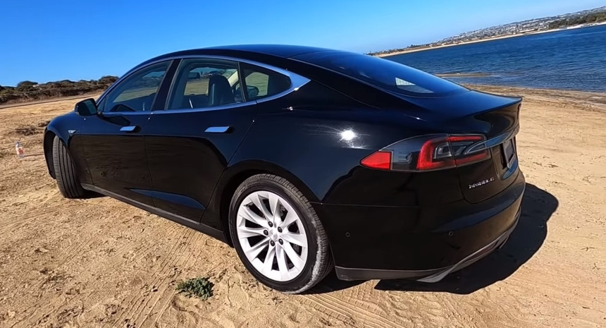 Tesla Model S за шесть лет в такси проехала почти 700 тысяч километров. Оцените ее состояние
