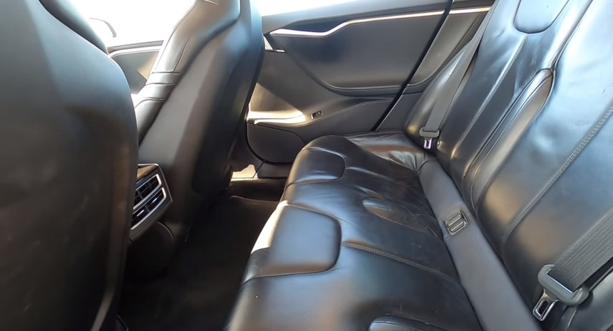 Tesla Model S за шесть лет в такси проехала почти 700 тысяч километров. Оцените ее состояние