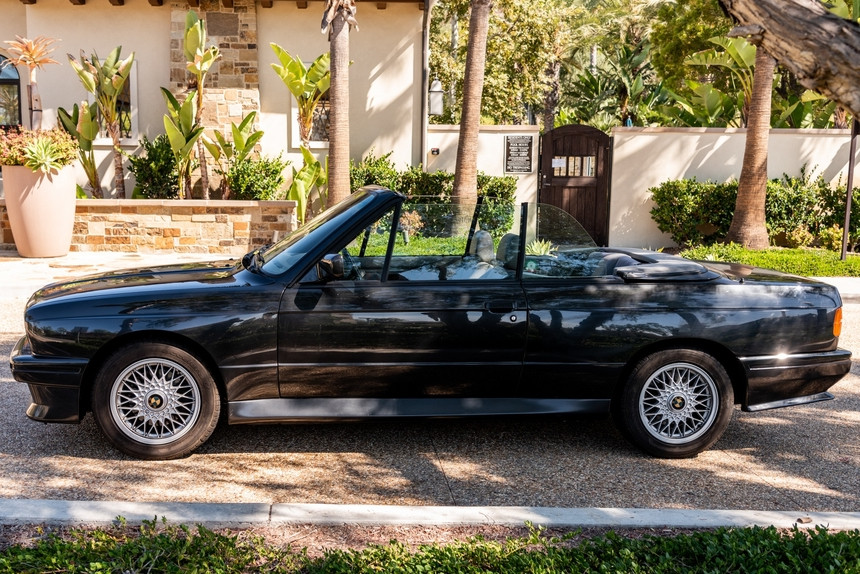 30-летний BMW E30 M3 ушел с аукциона за рекордные 100.000 долларов. Тому есть объяснение