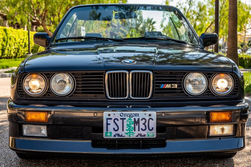30-летний BMW E30 M3 ушел с аукциона за рекордные 100.000 долларов. Тому есть объяснение