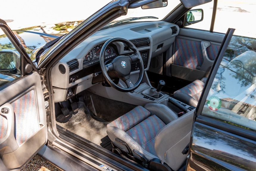 30-летний BMW E30 M3 ушел с аукциона за рекордные 100.000 долларов. Тому есть объяснение