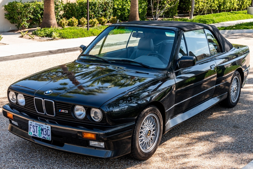 30-летний BMW E30 M3 ушел с аукциона за рекордные 100.000 долларов. Тому есть объяснение