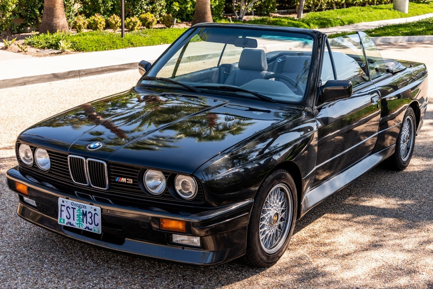 30-летний BMW E30 M3 ушел с аукциона за рекордные 100.000 долларов. Тому есть объяснение