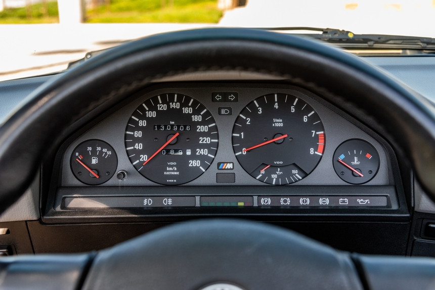 30-летний BMW E30 M3 ушел с аукциона за рекордные 100.000 долларов. Тому есть объяснение