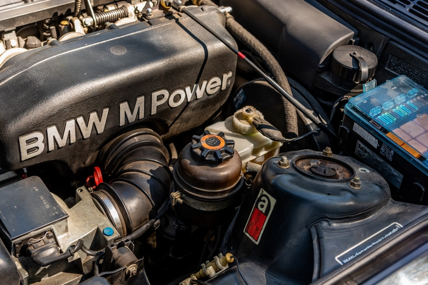 30-летний BMW E30 M3 ушел с аукциона за рекордные 100.000 долларов. Тому есть объяснение