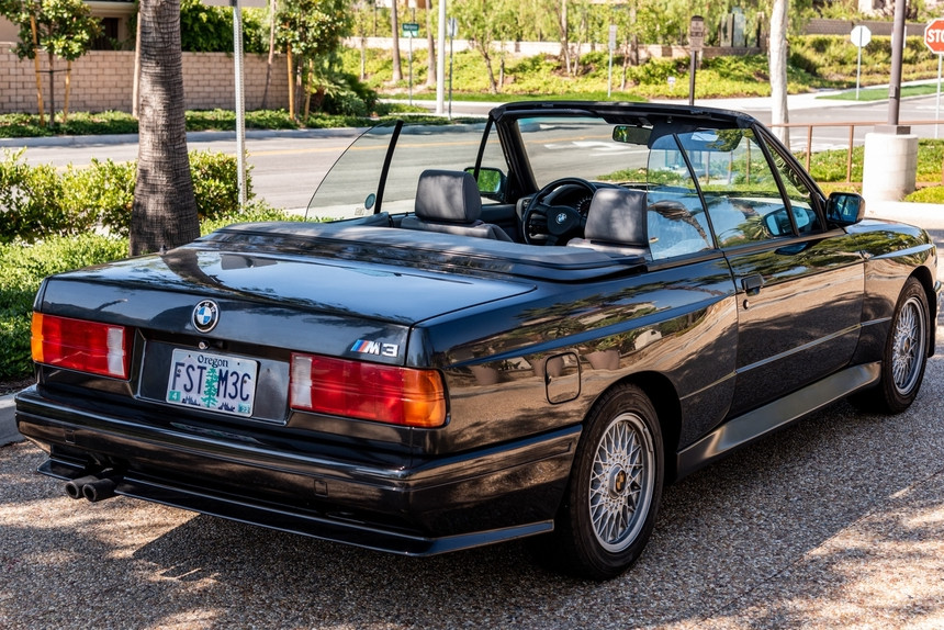 30-летний BMW E30 M3 ушел с аукциона за рекордные 100.000 долларов. Тому есть объяснение