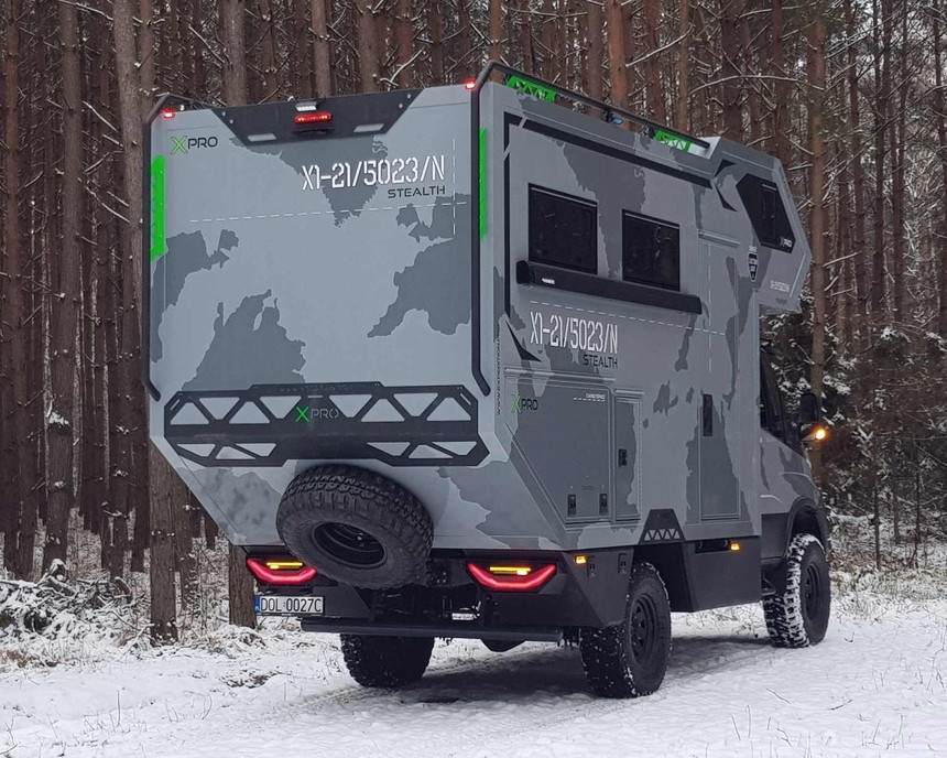 Автокемпер с хардкорным дизайном создали на базе Iveco Daily 4x4. Что же у него внутри?