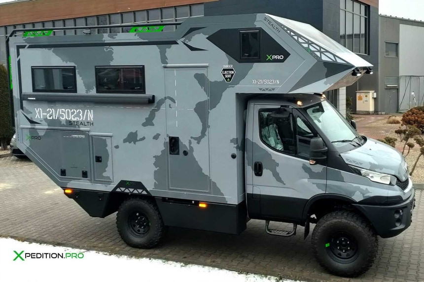 Автокемпер с хардкорным дизайном создали на базе Iveco Daily 4x4. Что же у него внутри?